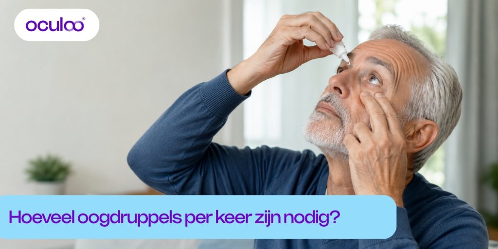 Oudere man dient zelfstandig één oogdruppel toe