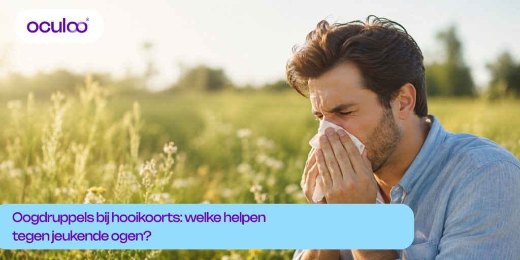 Man met hooikoortsklachten niest in een veld met gras en bloemen