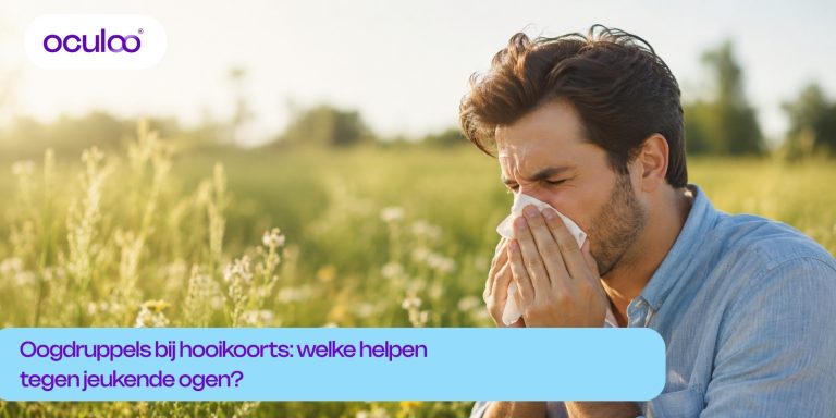 Man met hooikoortsklachten niest in een veld met gras en bloemen
