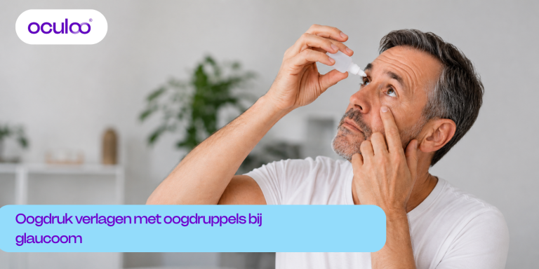 Oudere man gebruikt oogdruppels zelfstandig bij het oogdruppelen