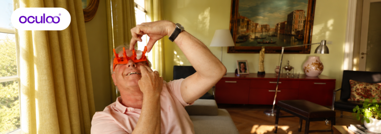 Man gebruikt de Oculoo druppelbril om zelfstandig oogdruppels toe te dienen
